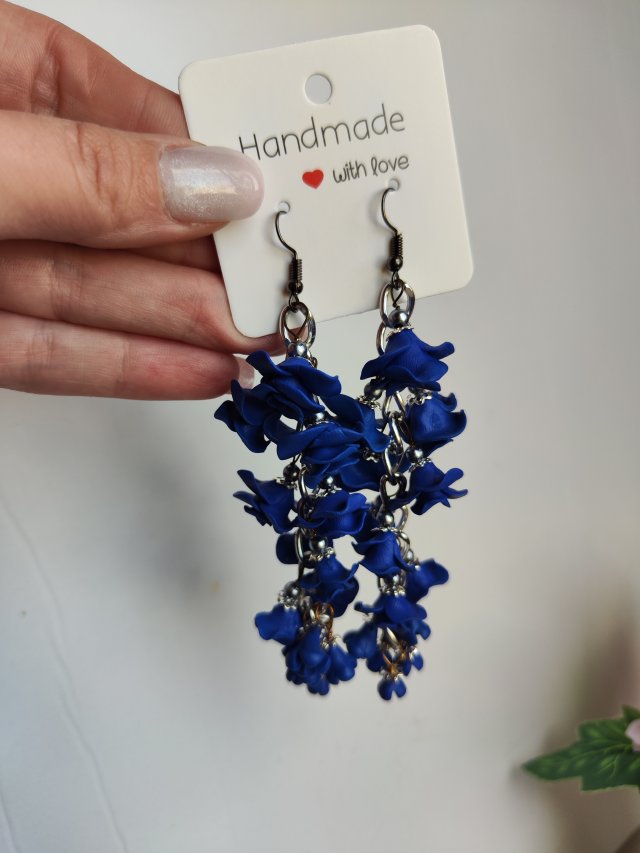 Długie kolczyki z ręcznie formowanymi różami – lekka, artystyczna biżuteria handmade