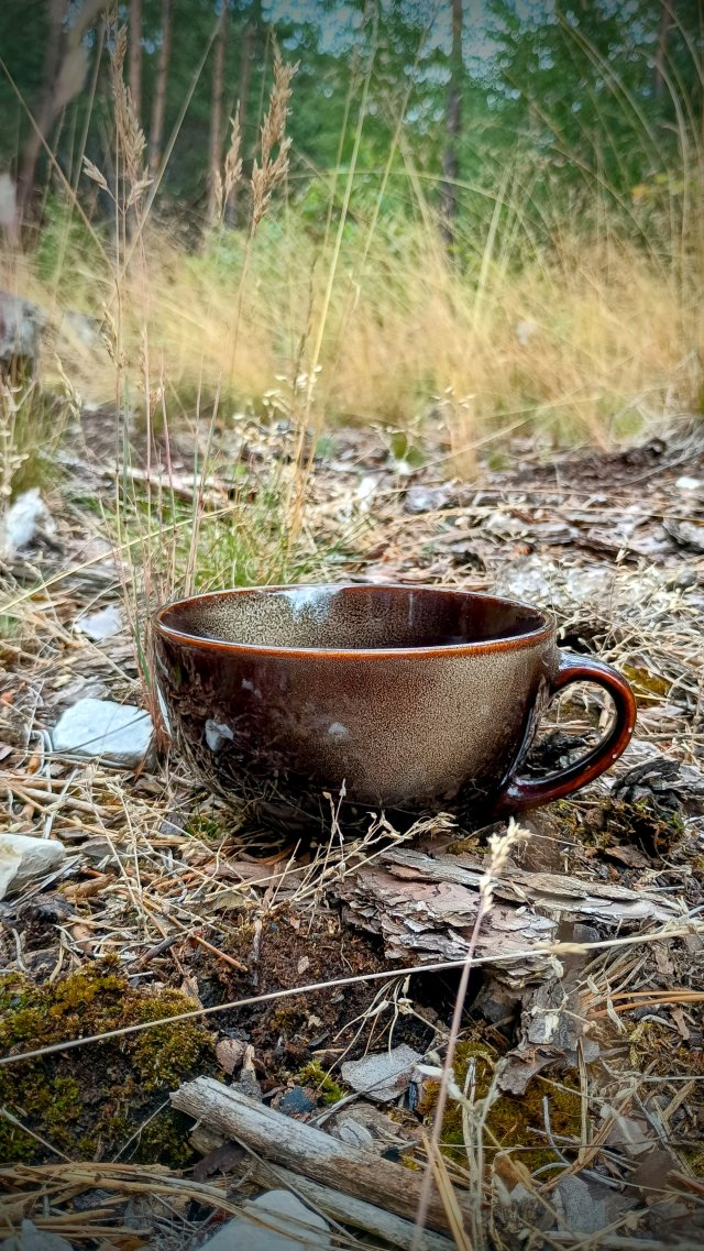 Piękna ciemna filiżanka ceramiczna