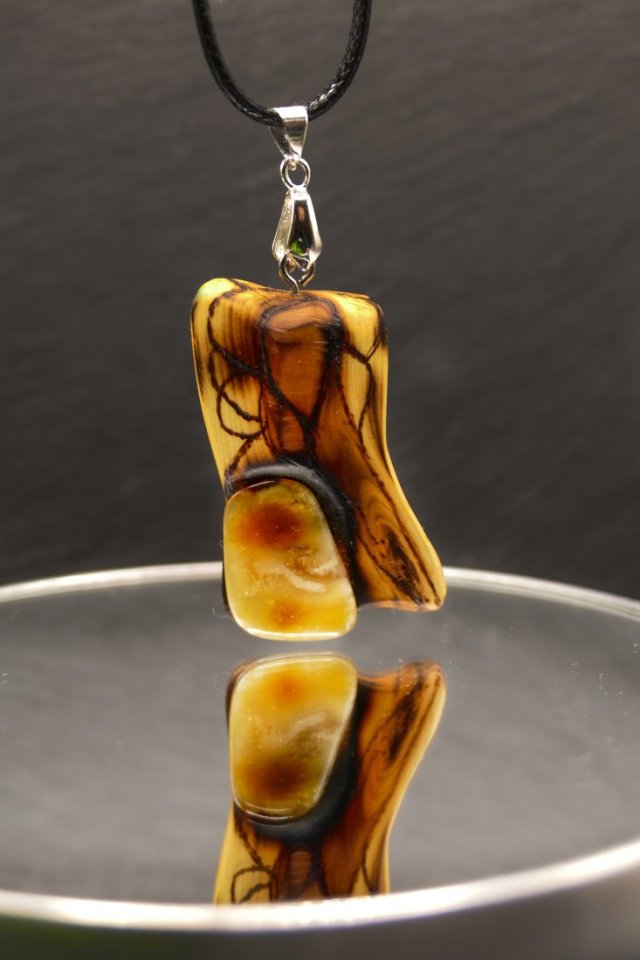 Wisiorek "Bursztyn nleczny" –żywioł ognia i bursztynowego światła,octowiec, pirografia, prezent; Amber and Wood Pendant, biżuteria
