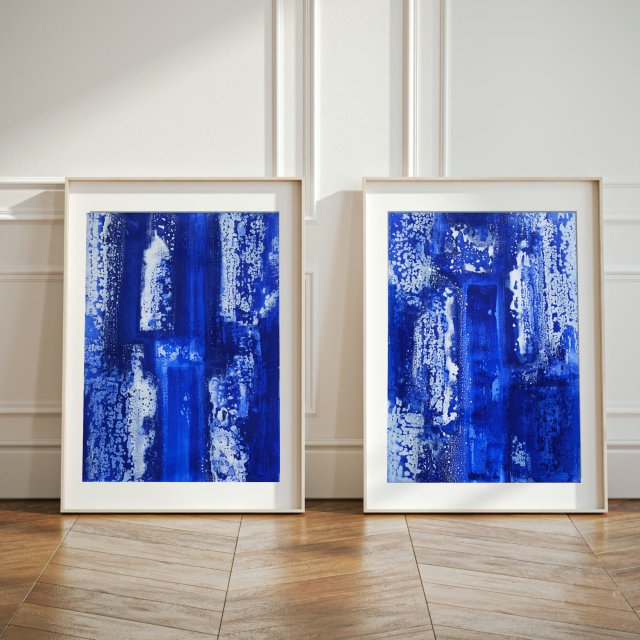 Zestaw 2 obrazów abstrakcyjnych – akryl na papierze – 42 x 59,4 cm – ultramaryna i biel