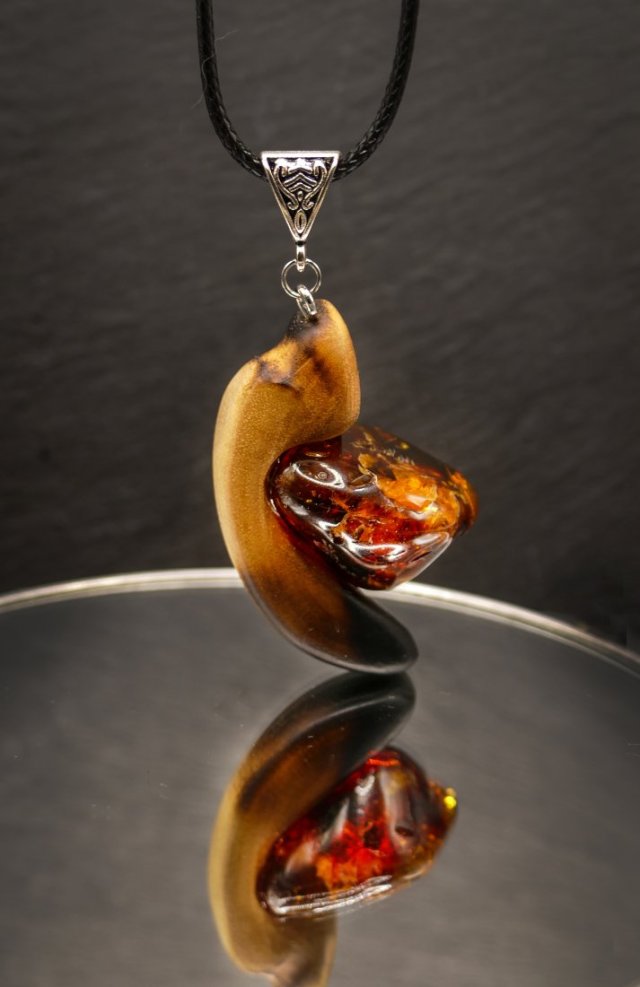 Wisiorek "Bursztyn bałtycki" –żywioł ognia i bursztynowego światła,orzech, pirografia, prezent; Amber and Wood Pendant, biżuteria