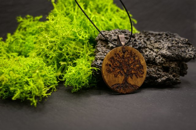 DREWNIANY WISIOREK - RĘCZNIE WYPALANY NASZYJNIK Z DREWNA, ZAWIESZKA, MOTYW NATURY - DRZEWO ŻYCIA, dla Niej, dla Niego, tree of life