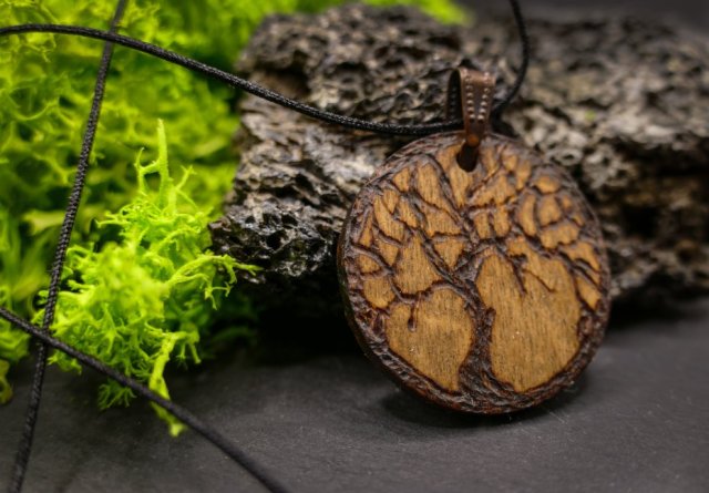 DREWNIANY WISIOREK - RĘCZNIE WYPALANY NASZYJNIK Z DREWNA, ZAWIESZKA, MOTYW NATURY - DRZEWO ŻYCIA, dla Niej, dla Niego, tree