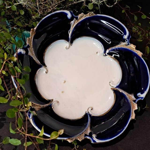 Niemiecka porcelana Ilmenau misa w kształcie kwiatu kobalt i złoto