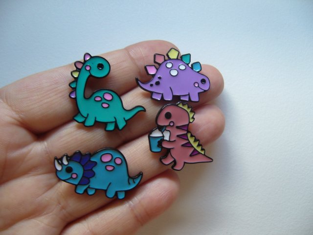 PIN PRZYPINKI BROSZKI DINOZAURY - 4 SZTUKI