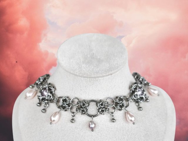 Ręcznie robiony choker kolczugowy z perłami i szkłem