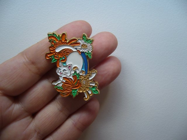 PIN PRZYPINKA BROSZKA KOTEK W KWIATACH