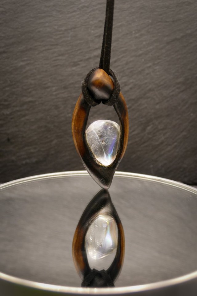 Ręcznie rzeźbiony wisiorek z orzecha i kwarcu aura – biżuteria z duszą natury - pirografia prezent dla kobiety dla niej Unique Jewelry Design