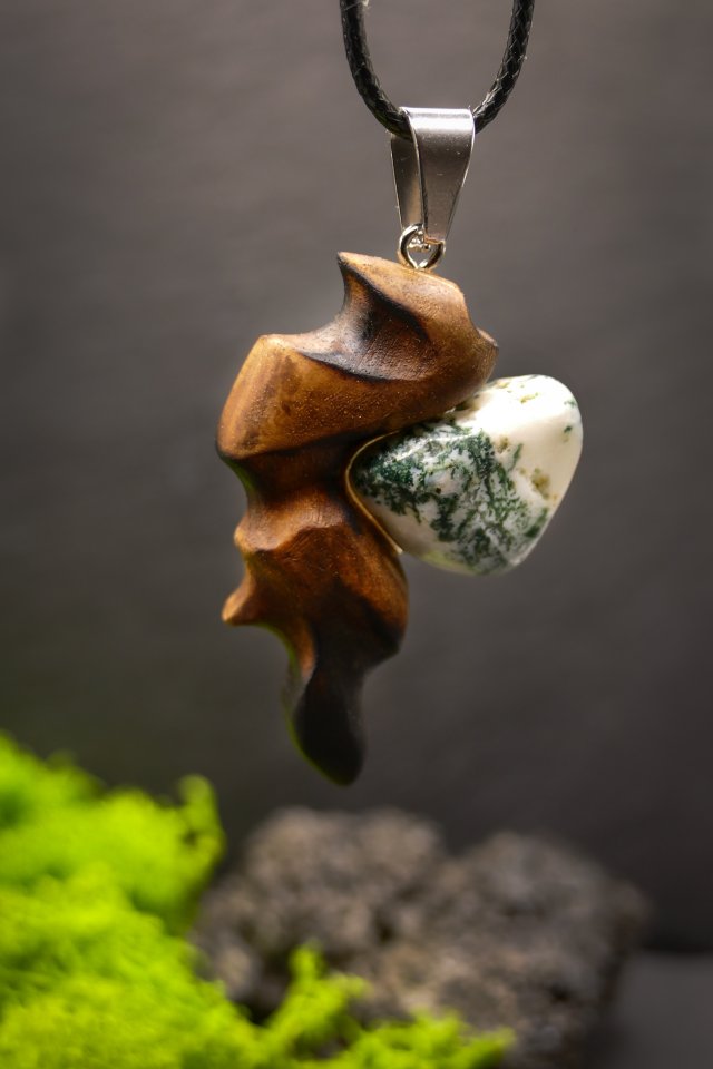 Ręcznie rzeźbiony wisiorek z orzecha, agat mszysty– biżuteria z duszą natury - pirografia prezent dla kobiety dla niej Unique Jewelry Design