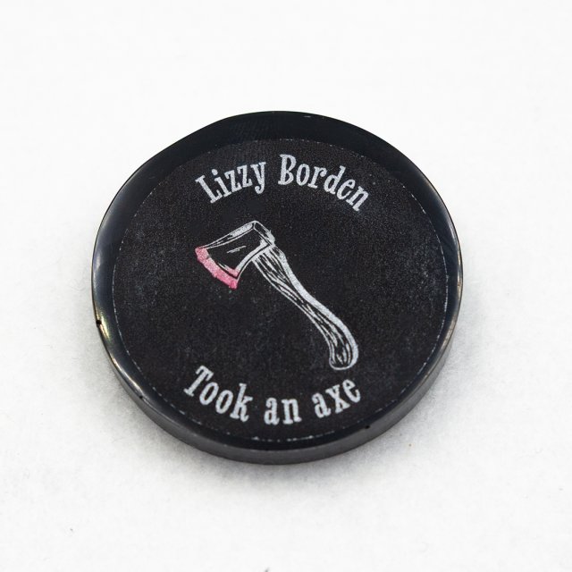 Przypinka gotycka z żywicy Lizzie Borden pin_print Goth 002
