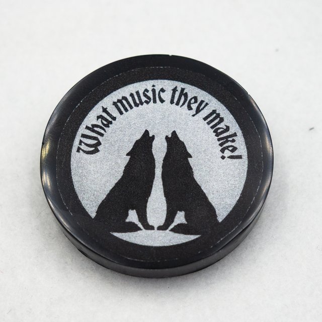 Przypinka gotycka z żywicy z wilkami pin_print Goth 004