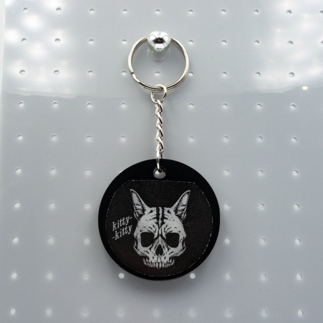 Brelok gotycki z żywicy z czaszką kota brelok_print Goth 002