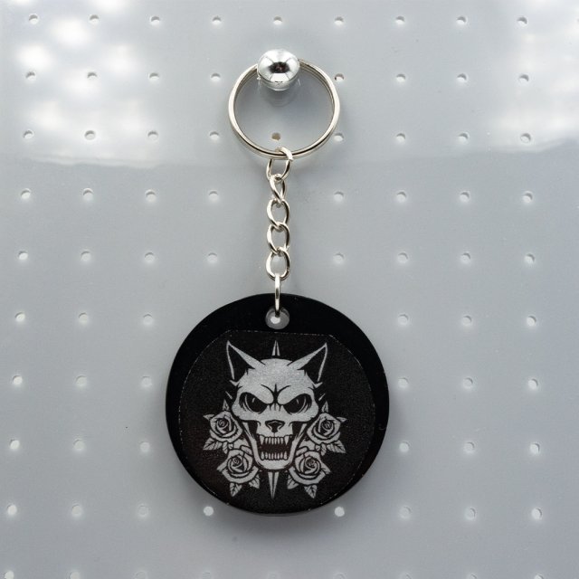 Brelok gotycki z żywicy z kotem i różami brelok_print Goth 006