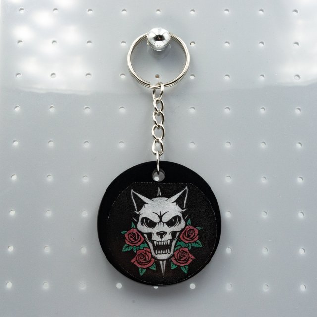 Brelok gotycki z żywicy z kotem i różami brelok_print Goth 007