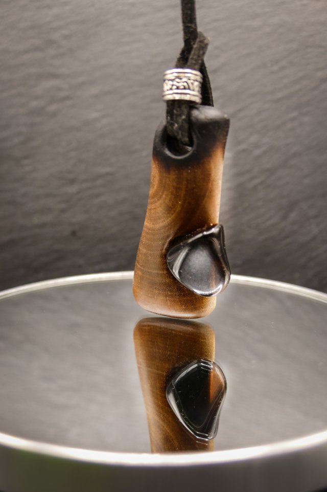 Ręcznie rzeźbiony wisiorek z orzecha, onyks– biżuteria z duszą natury - pirografia prezent dla kobiety dla niej Unique Jewelry Design