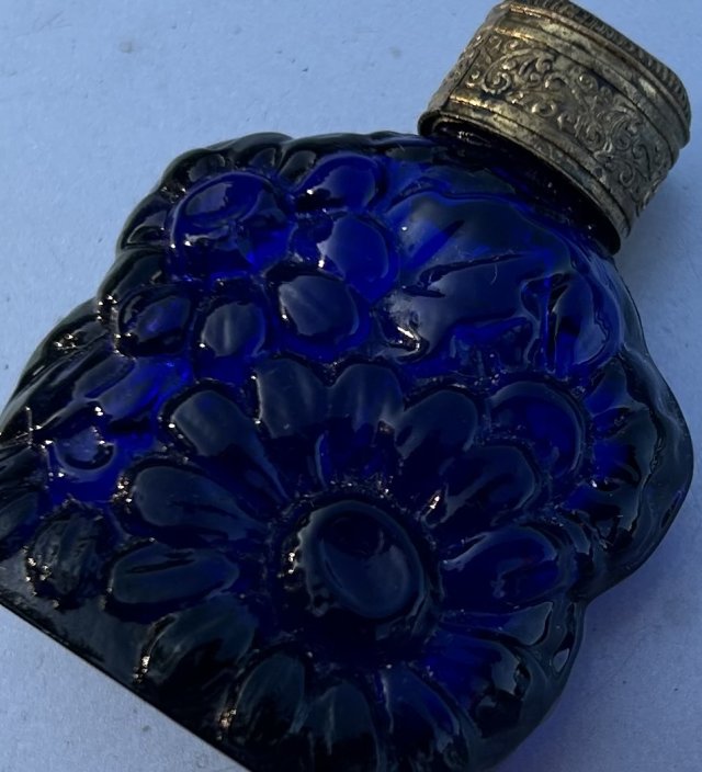 Dawnej daty fakturowa grubo szklana kobaltowa perfumetka