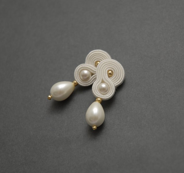 białe kolczyki sutasz