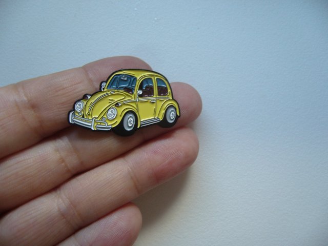 PIN PRZYPINKA BROSZKA SAMOCHÓD GARBUS