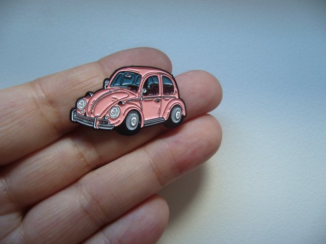 PIN PRZYPINKA BROSZKA SAMOCHÓD GARBUS