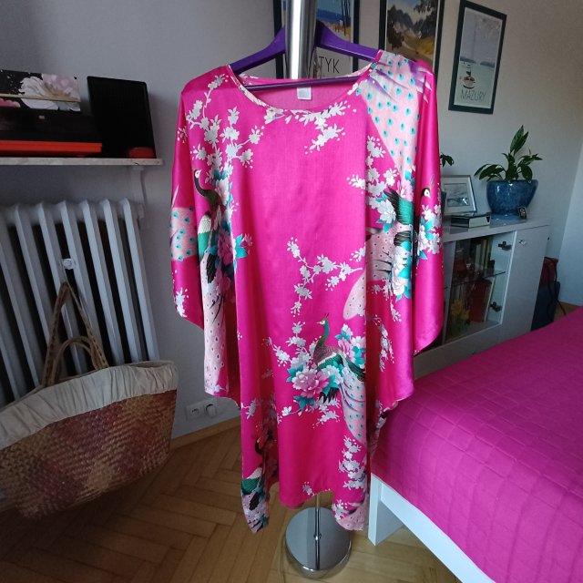 Sukienka kimonowa.