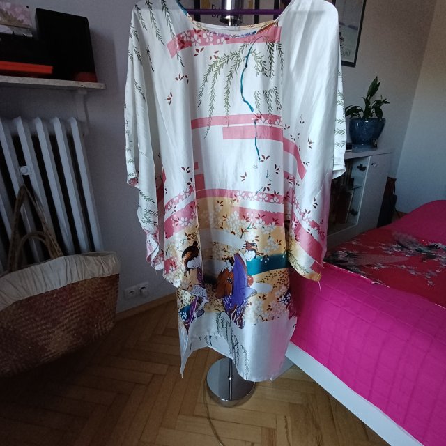 Sukienka kimonowa.