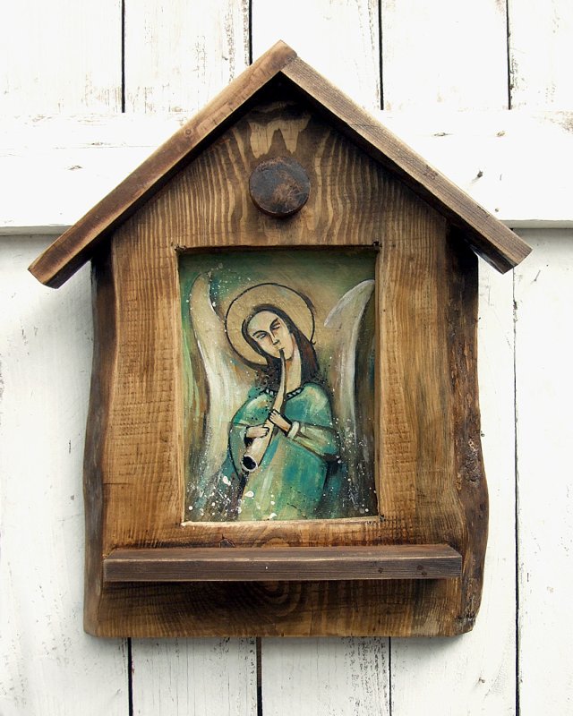 Drewniana kapliczka - Anioł grający na piszczałce