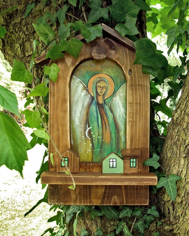 Drewniana kapliczka z domkami - Anioł czuwający