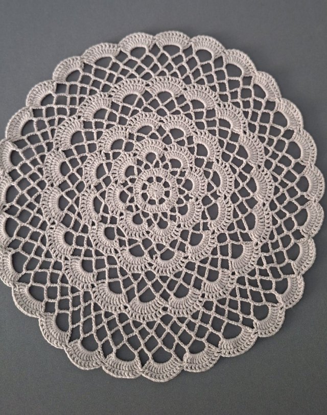 SERWETKA duża (37cm) szara – ręcznie robiona na szydełku