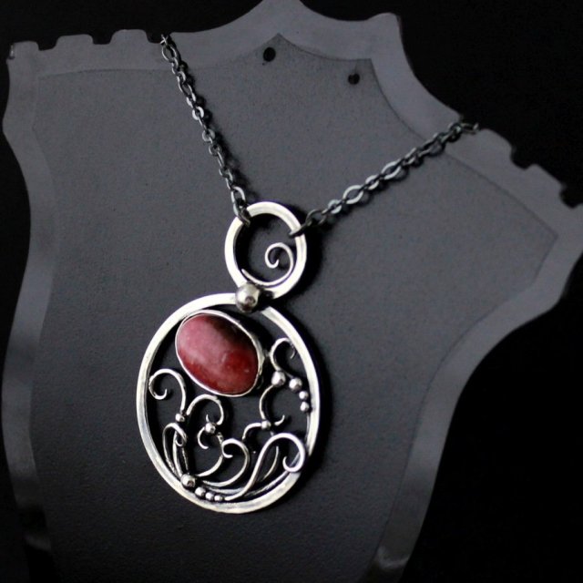 Zoya - różowy zoisyt w oksydowanym srebrze