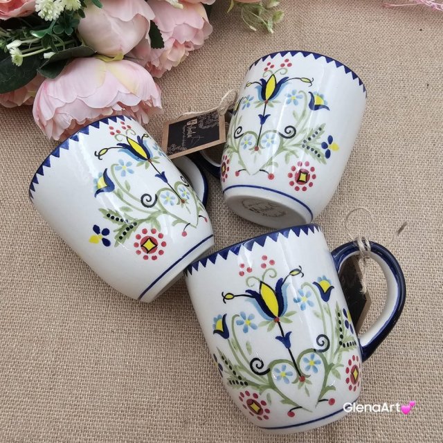 Kubek ceramiczny folkowy Bell dekoracja Tulipan kaszubska ceramika ręcznie zdobiona kubek tulipan wzór kaszubski rękodzieło malowany i stempelkowany