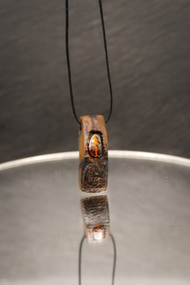 Ręcznie rzeźbiony wisiorek z brzozy, "Kropla bursztynu"– biżuteria z duszą natury - pirografia prezent dla kobiety dla niej Unique Jewelry D