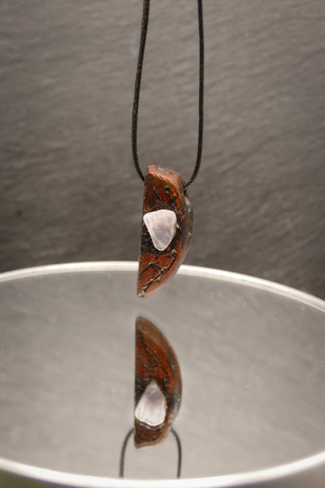 Ręcznie rzeźbiony wisiorek z brzozy, "Kwarc"– biżuteria z duszą natury - pirografia prezent dla kobiety dla niej Unique Jewelry