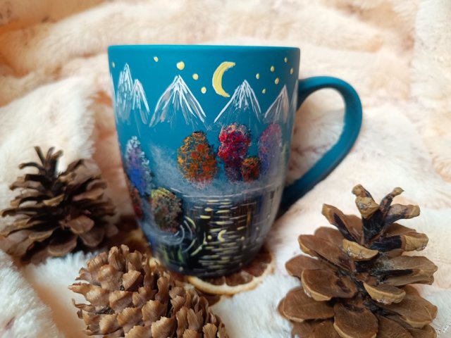 Ręcznie malowany kubek jesień w górach, mgła, gwiazdy, księżyc