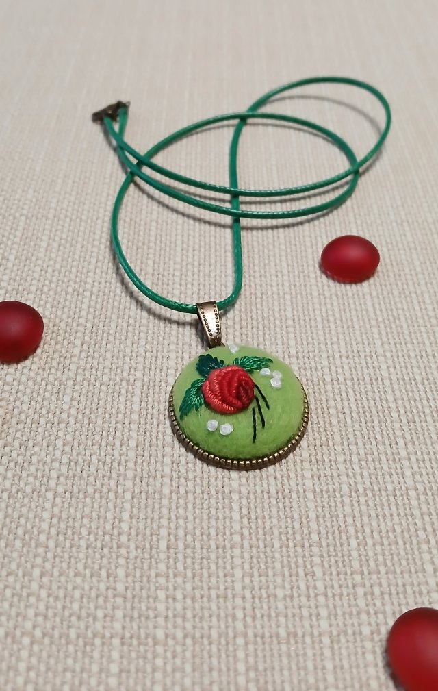 Ręcznie haftowany wisior  WIOSENNY DESZCZ