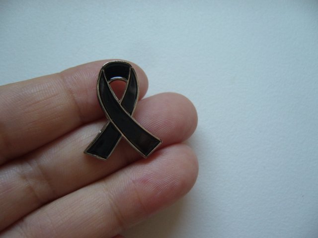PIN PRZYPINKA BROSZKA CZARNA WSTĄŻKA SYMBOL ŻAŁOBY