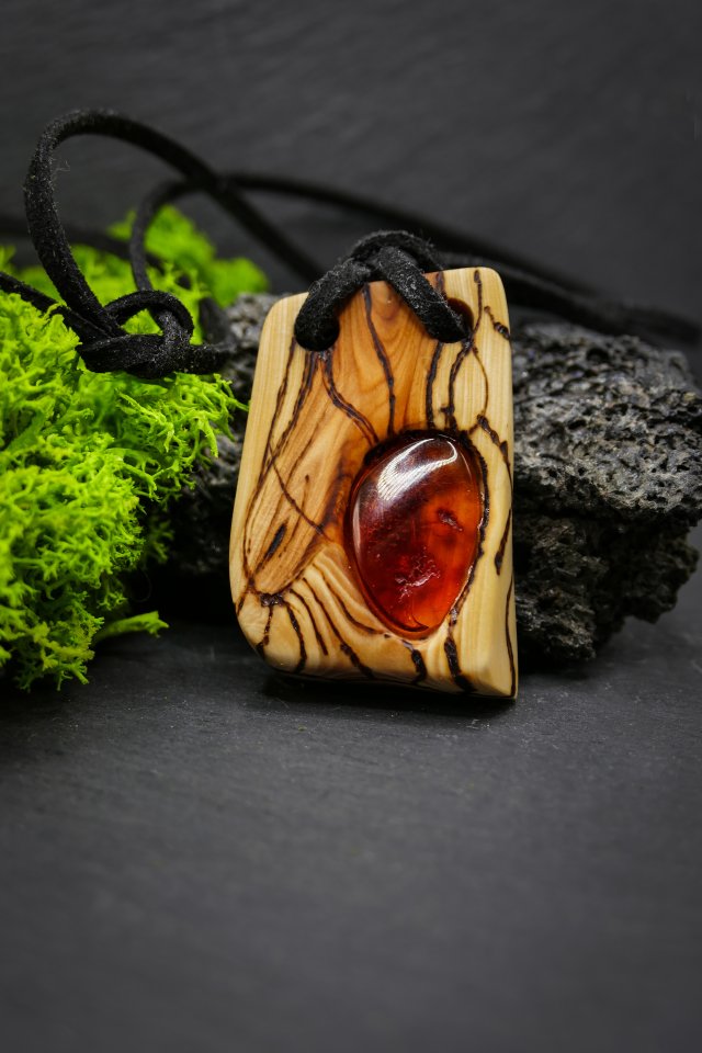 Wisiorek "Bursztyn w octowcu" –żywioł ognia i bursztynowego światła,octowiec, pirografia, prezent; Amber and Wood Pendant, biżuteria