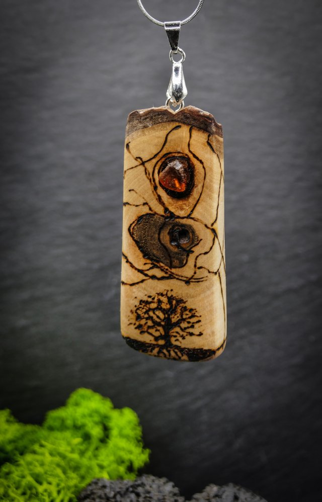Wisiorek "Orzech, bursztyn i drzewo życia" –żywioł ognia i bursztynowego światła, pirografia, prezent; Amber and Wood Pendant, biżuteria