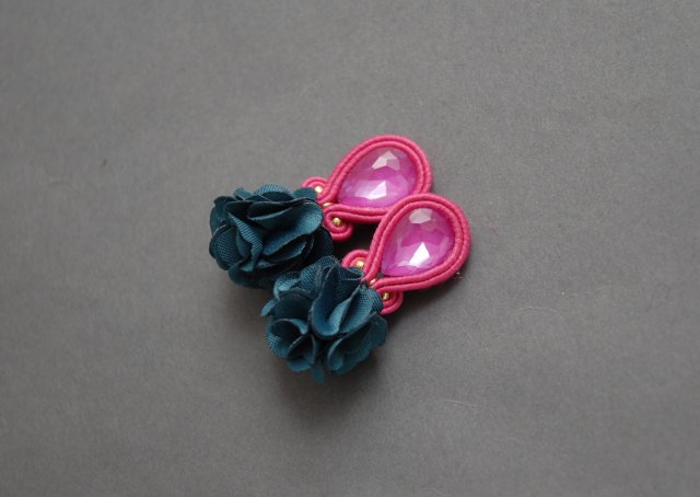 zielono-fuksjowe klipsy sutasz z kwiatkiem