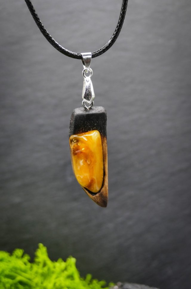 Wisiorek "Bursztynowy pazur" –żywioł ognia i bursztynowego światła,orzech, pirografia, prezent; Amber and Wood Pendant, biżuteria