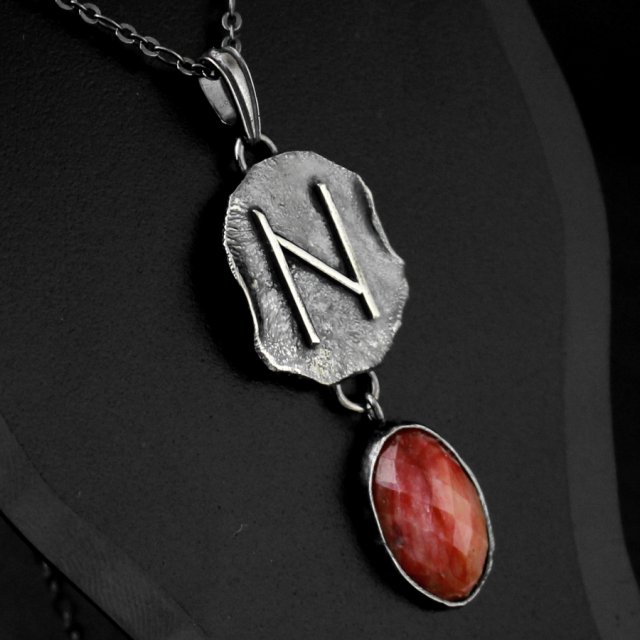 Runa Hagalaz z różowym szafirem - oksydowany srebrny naszyjnik