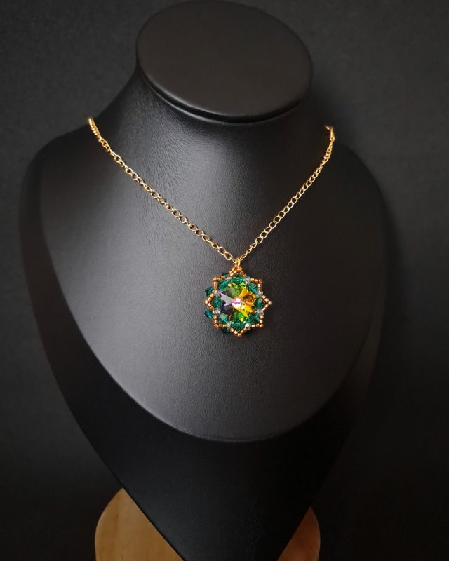 Zielono-Złoty Naszyjnik z Kryształkami i Kamieniami Preciosa