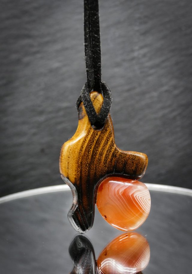 Wisiorek "Akacjowy karneol" –żywioł ognia i natury, akacja, pirografia, prezent; minerał and Wood Pendant, biżuteria