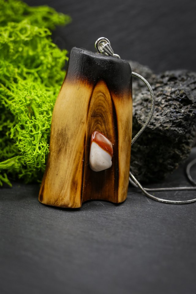 Wisiorek "Mokait w octowcu" –żywioł ognia i natury, octowiec, pirografia, prezent; minerał and Wood Pendant, biżuteria