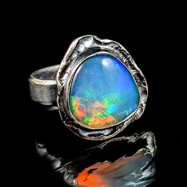ISKRZĄCY OPAL