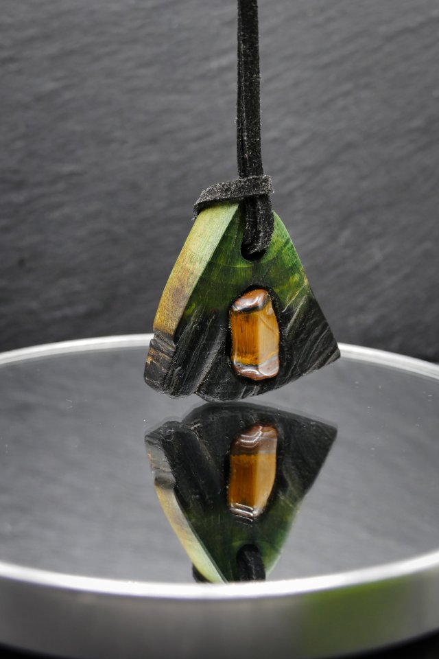 Wisiorek "Tygrysie oko w drewnie owocowym" –amulet zamknięty w kawałku drewna, pirografia, prezent, Wood Pendant, biżuteria, handmade