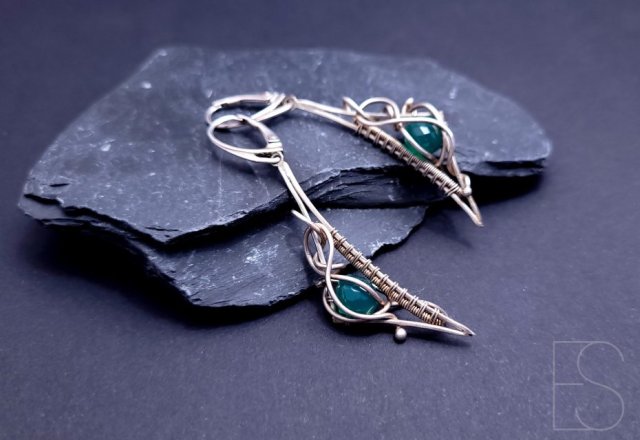 Srebrne kolczyki wire wrapping z zielonym chalcedonem– ręcznie robiona biżuteria artystyczna, prezent dla niej