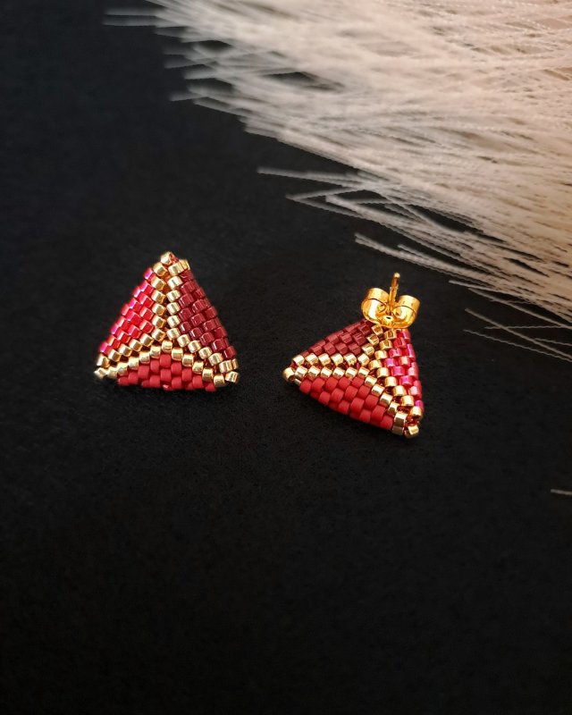 Czerwone Trójkątne Sztyfty - Kolczyki, podkreślające siłę, elegancję i jesienny charakter stylizacji