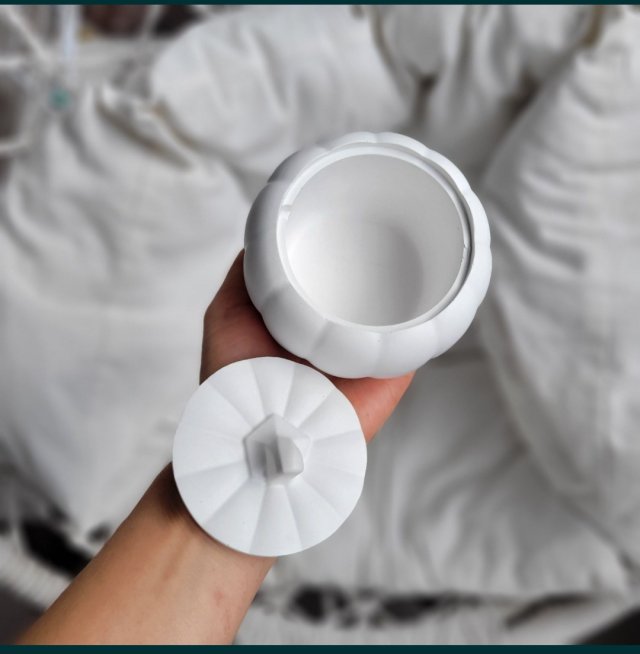 Ceramiczny pojemnik w kształcie dyni,