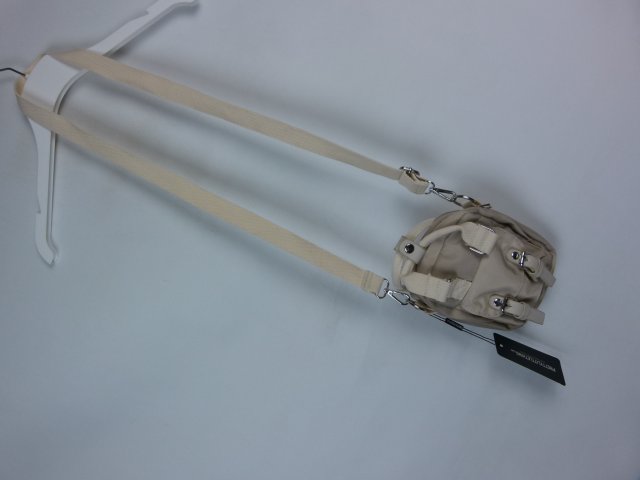 PrettyLittleThing mała torebka na długim pasku z metką