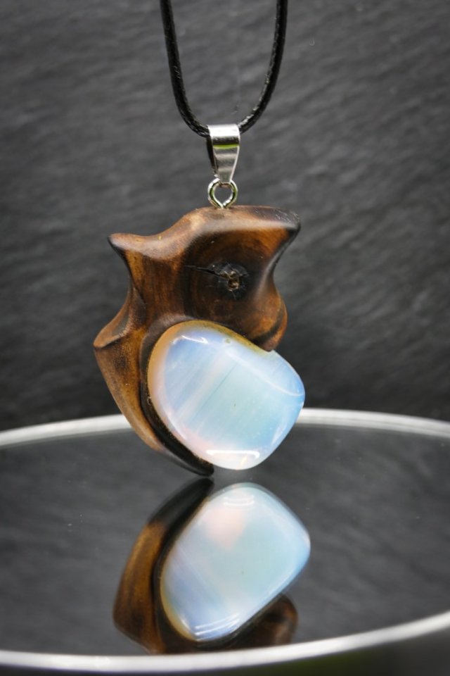 Wisiorek  - Kwarc opalitowy i orzech – biżuteria z duszą ziemi, pirografia, handmade, prezent Unique Jewelry Design; Luxury Wooden